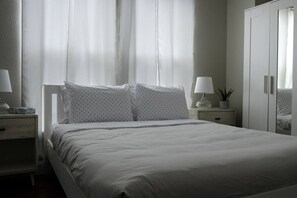 مكتب ومكواة/لوح كي وواي فاي وملاءات أسرّة