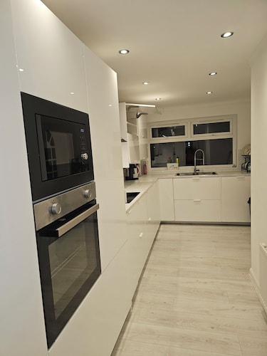 Eusty 3-Bedrooms Guest House Sittingbourne, Kent.