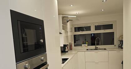 Eusty 3-Bedrooms Guest House Sittingbourne, Kent.