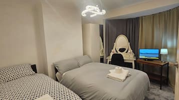 Een strijkplank/strijkijzer, wifi, beddengoed