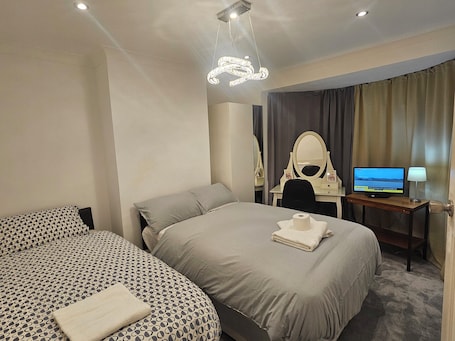 3 bedrooms, iron/ironing board, WiFi, bed sheets. Eusty 3-Bedrooms Guest House Sittingbourne, Kent.