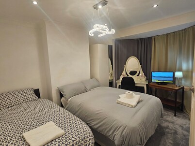 Eusty 3-Bedrooms Guest House Sittingbourne, Kent.