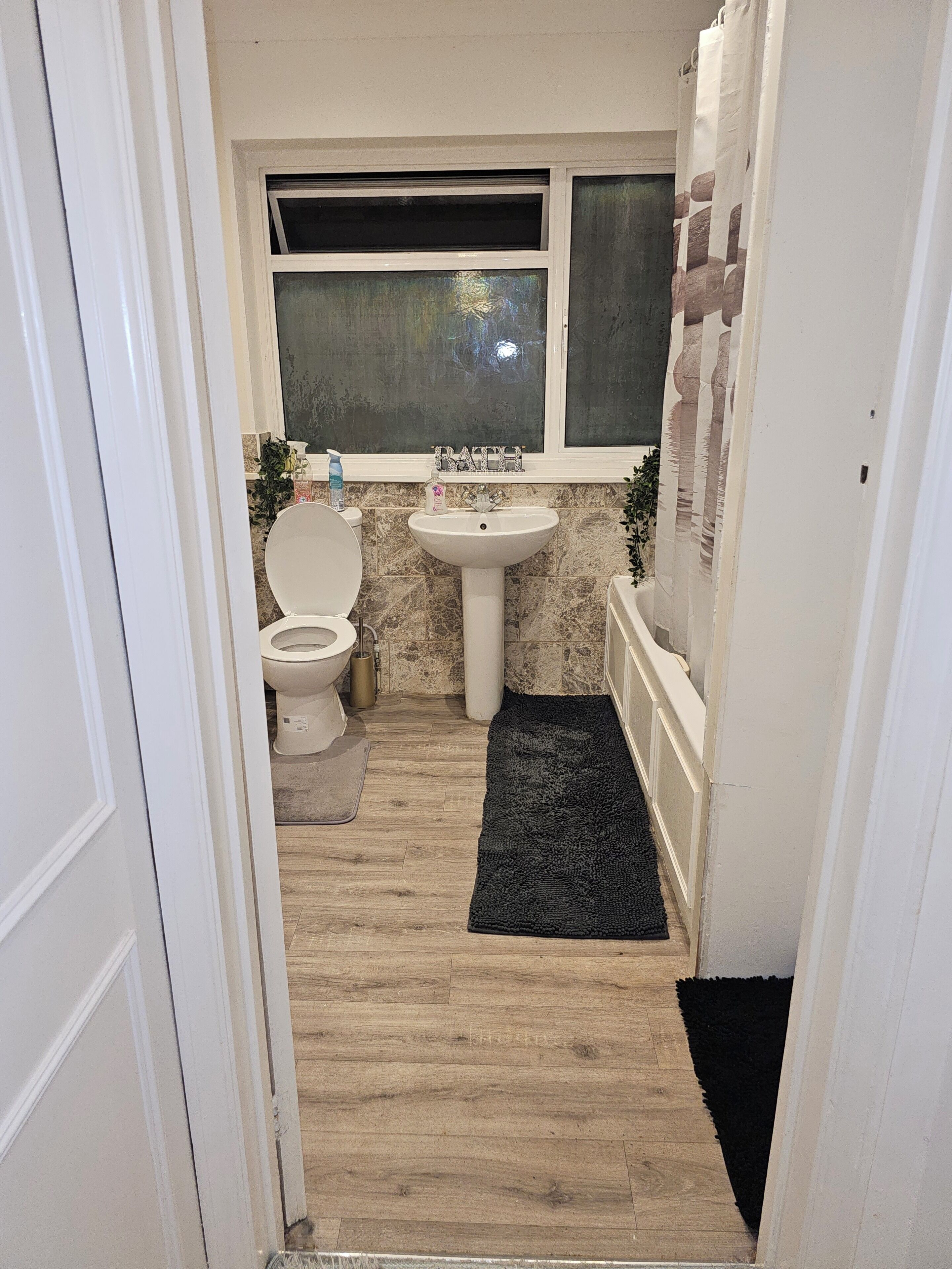 Haartrockner, Handtücher, Seife, Toilettenpapier