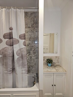 Secadora de cabello, toallas, jabón, papel de baño 