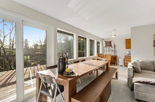 Creekside Charmer w/ Kayaks, Fireplace & Deck