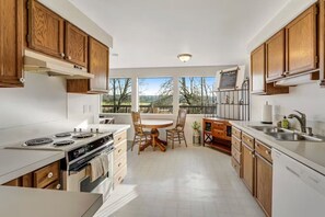 Private kitchen - Creekside Charmer w/ Kayaks, Fireplace & Deck (Olympia)