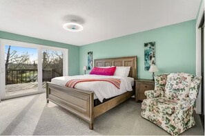 Room - Creekside Charmer w/ Kayaks, Fireplace & Deck (Olympia)