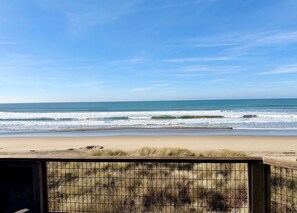 Beach towels - Shorebirds 132 Top Floor! All New! Oceanfront w/180° Views - Immaculate/Private! (Watsonville)