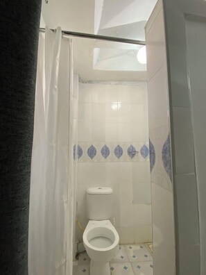 Deluxe-feriehus | Badeværelse | Bruser, gratis toiletartikler, hjemmesko, håndklæder