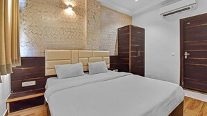 Une chambre à coucher avec un lit, une armoire et un mur à texture.