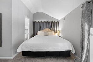 4 dormitorios, tabla de planchar con plancha, ropa de cama