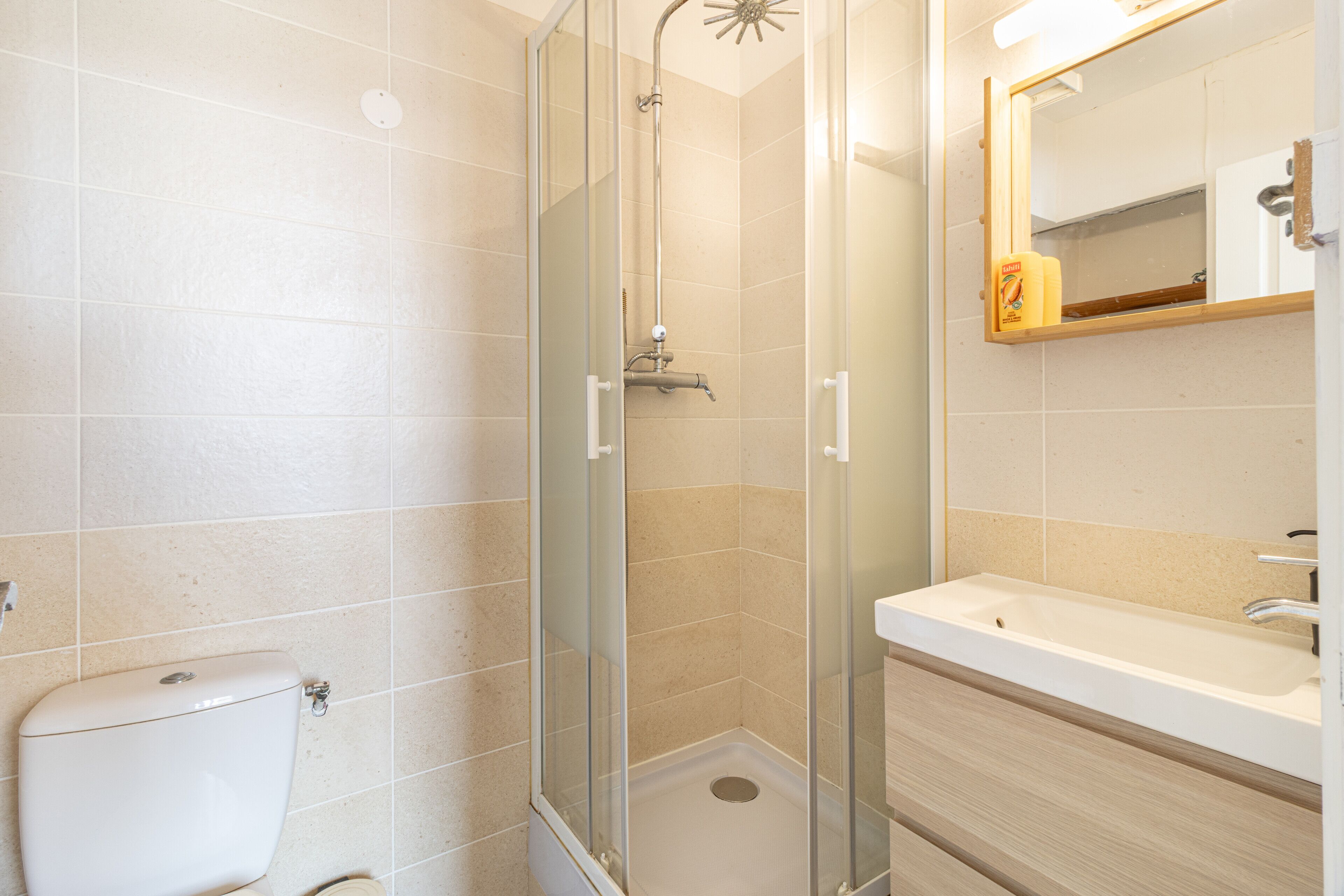 シャワー、ヘアドライヤー、タオル、石鹸