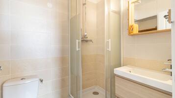 Dusche, Haartrockner, HandtĂŒcher, Seife