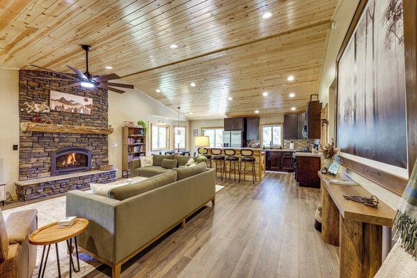 TV, fireplace, ping pong, books