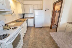 Fridge, microwave, oven, stovetop - 2BR Mountain Villa | Golf Nearby + Shuttle & Pools (Champion)