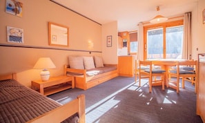 Living area - Black Horse 24 (Les Avanchers-Valmorel)