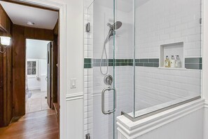 Douche, sèche-cheveux, serviettes fournies, shampoing