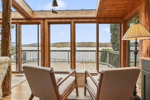 Candlewood Isle Lakefront Retreat: all-season, sleep 8, swim, boat, fish, tennis, lasting memories.