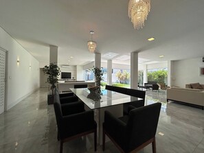 المنشأة من الداخل