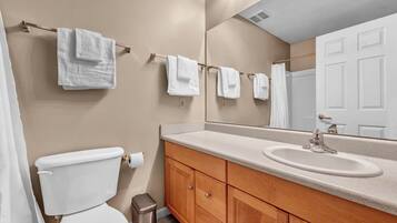 Haartrockner, Handtücher, Seife, Toilettenpapier