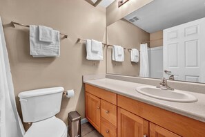Haartrockner, Handtücher, Seife, Toilettenpapier