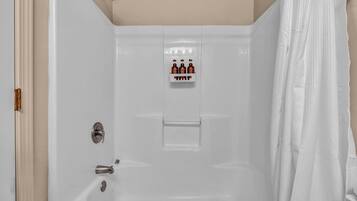 Haartrockner, Handtücher, Seife, Toilettenpapier