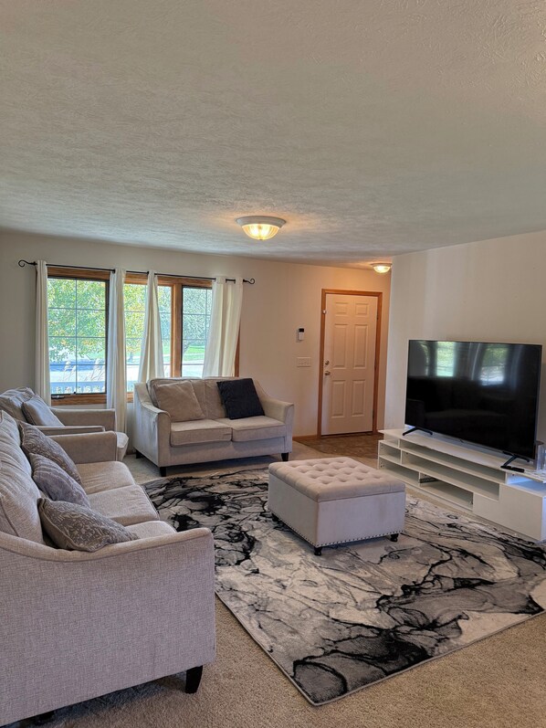 TV - Nice 3-bedroom house located in beautiful neighborhood (Lincoln)