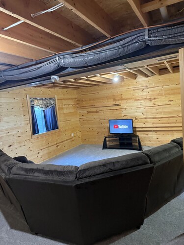 Nice 3-bedroom house located in beautiful neighborhood