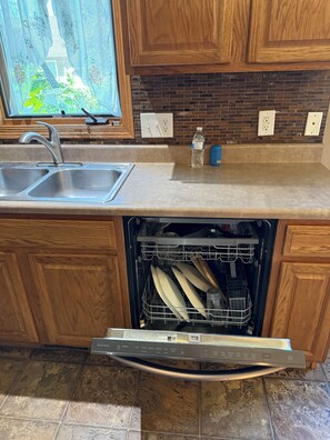 Microwave, oven, stovetop, dishwasher - Nice 3-bedroom house located in beautiful neighborhood (Lincoln)