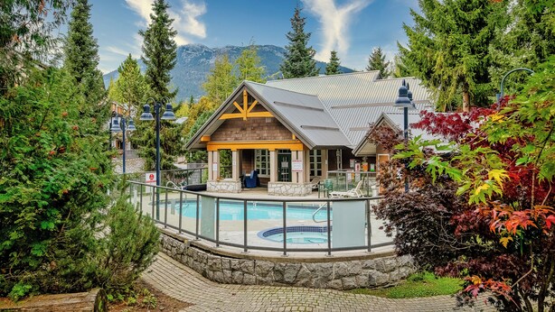 A lodge with a pool, surrounded by trees and mountains. - Private Hot Tub | Pool | Free Parking | Sauna (Whistler)