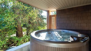 Outdoor spa tub - Private Hot Tub | Pool | Free Parking | Sauna (Whistler)