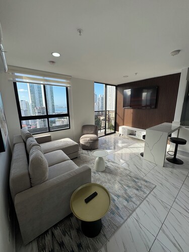 Nice apartment on 50th street 20th floor ph the gray