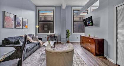 Cozy studio in delightful Cleveland with gym, parking and AC