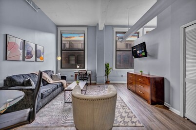 Cozy studio in delightful Cleveland with gym, parking and AC