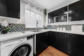 Fridge, microwave, oven, stovetop - Exquisite 2BR Flat | 4mins to Mudchute Station | ST (London)