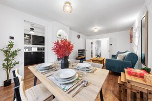 Dining - Exquisite 2BR Flat | 4mins to Mudchute Station | ST (London)