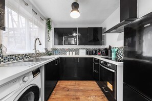 Fridge, microwave, oven, stovetop - Exquisite 2BR Flat | 4mins to Mudchute Station | ST (London)