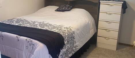 3 bedrooms, desk, iron/ironing board, free WiFi