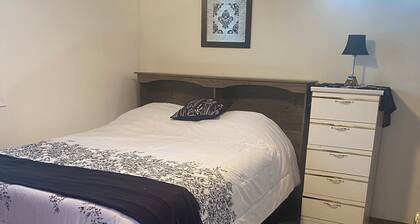 Cozy, spacious house located near historic downtown near shopping and dining.