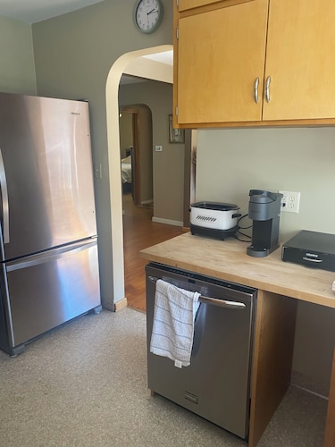 Cozy, spacious house located near historic downtown near shopping and dining.