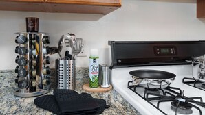 Kaffetrakter/tekoker, kjøleskap, mikrobølgeovn og ovn