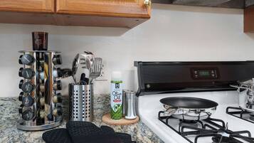 Een koelkast, een magnetron, een oven, een kookplaat