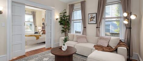 1 habitación, escritorio, tabla de planchar con plancha y cuna de viaje