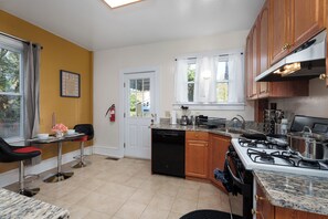 Kylskåp, mikrovågsugn, ugn och spishäll