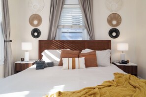 1 Schlafzimmer, Schreibtisch, Bügeleisen/Bügelbrett, Reisekinderbett