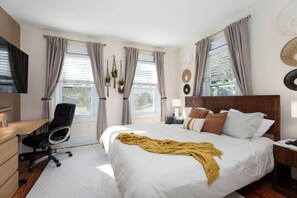 1 Schlafzimmer, Schreibtisch, Bügeleisen/Bügelbrett, Reisekinderbett