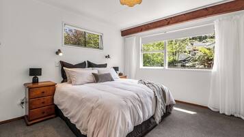 3 عدّة غرف نوم ومكواة/لوح كي وواي فاي وملاءات أسرّة