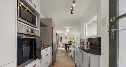 Tranquil Hideaway - Lake Okareka Holiday Home