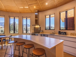 ثلاجة، محمصة خبز، مستلزمات طهي/أطباق/أوعية