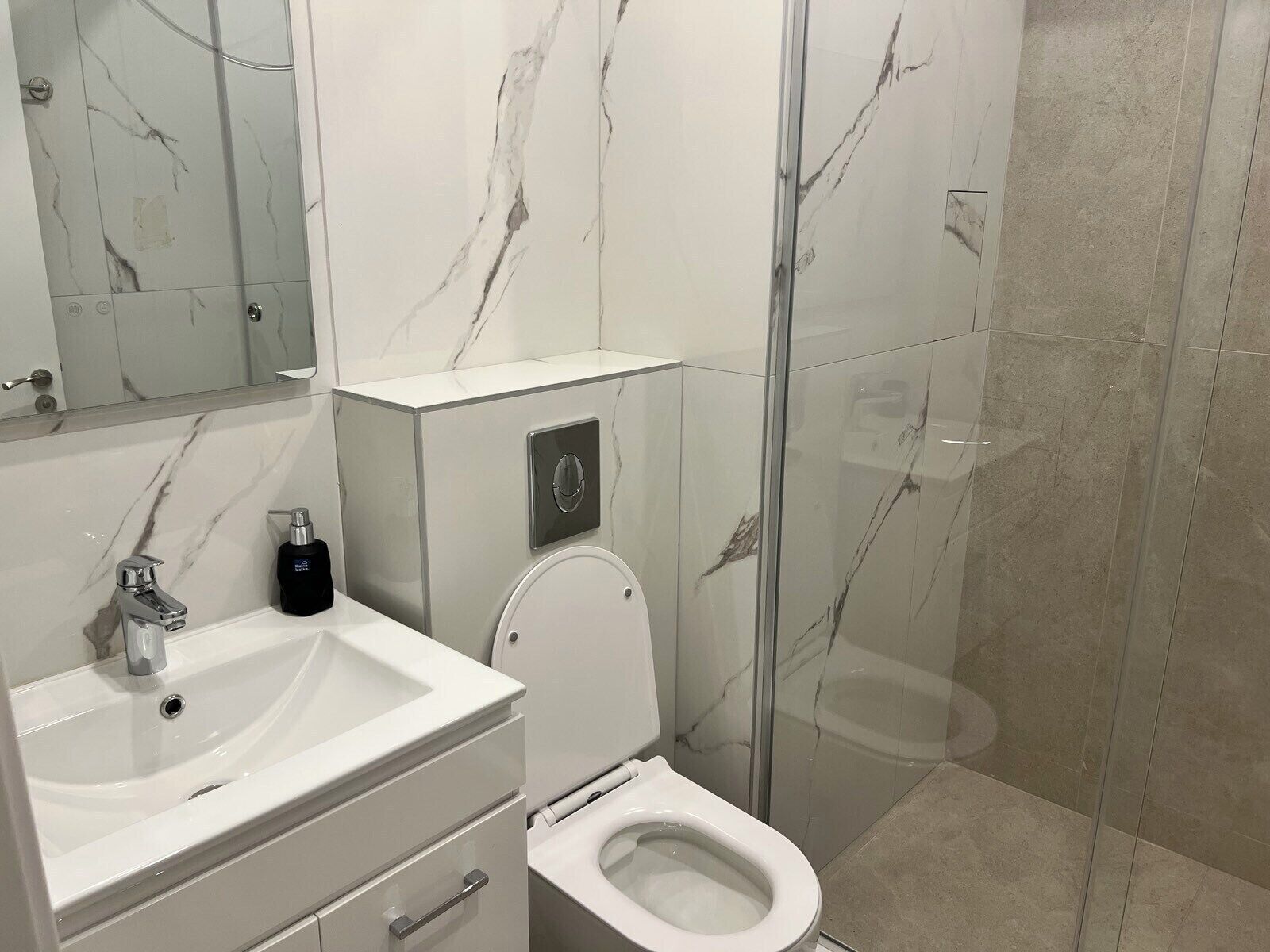 تجهيزات دش، مناشف، صابون، ورق حمّام